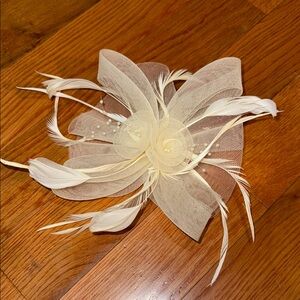 NWT Elegant Cream Fascinator with Feathers